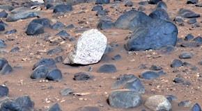 Misteriosa roccia bianca fotografata su Marte