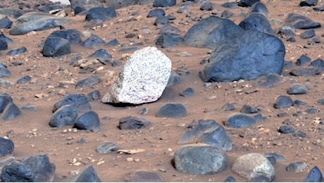 Misteriosa roccia bianca fotografata su Marte