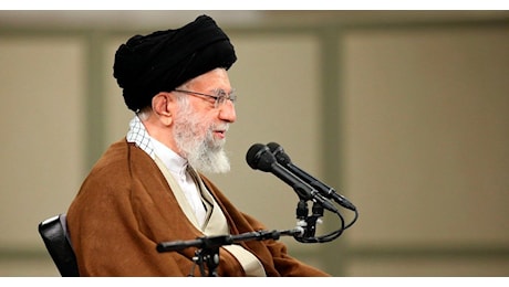 Khamenei: “Risposta feroce ai nemici dell’Iran, che siano i sionisti o gli Usa”. Che dispiegano nuove forze in Medio Oriente