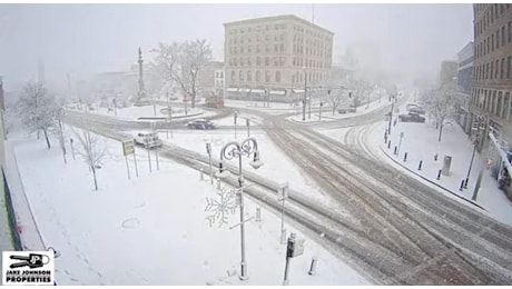 Cronaca meteo. USA, bufere di gelo e neve sugli stati centro-orientali. Stato di emergenza in Pennsylvania e New York - Video