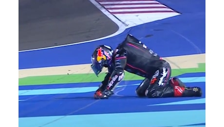 Martin, sfortuna senza fine: cade e viene colpito da Di Giannantonio. Aprilia: “Trauma al torace” – VIDEO