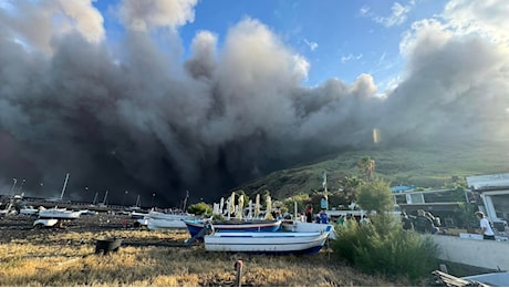 Stromboli, continua l’eruzione: incendio dopo un evento esplosivo