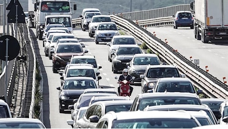 Mercato dell’auto col freno a mano: Caos incentivi e prezzi troppo alti: il 2024 è stato un altro anno fiacco