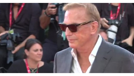 IL VIDEO. Venezia, Kevin Costner superstar dell'ultimo red carpet