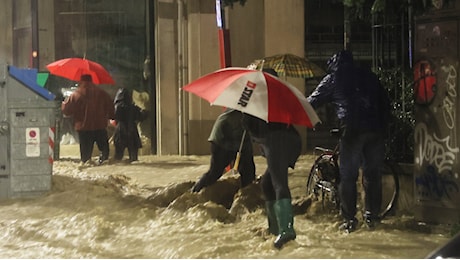 L'Emilia Romagna è di nuovo sott'acqua, un giovane in macchina non riesce a scappare dalla piena, è morto