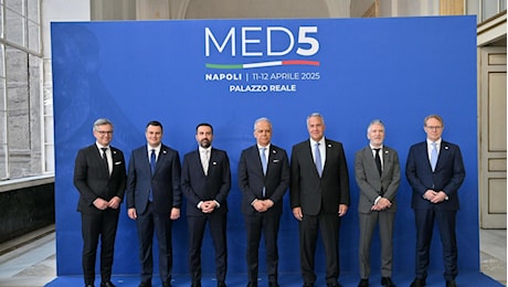 A Napoli il Med5, Piantedosi: “Fascette ai polsi dei migranti spediti in Albania? Normalissimo”