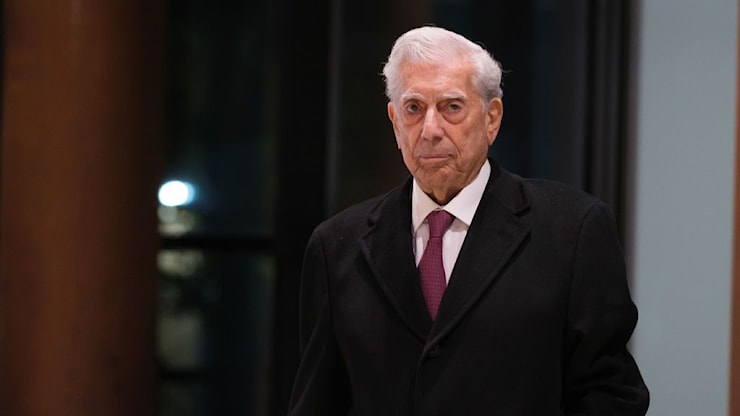 Addio a Mario Vargas Llosa, lo scrittore che ha raccontato l'uomo contro il potere - Vanity Fair Italia Addio a Mario Vargas Llosa, lo scrittore che ha raccontato l'uomo contro il potere - Vanity Fair Italia