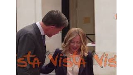 VIDEO: Rutte sbaglia posto per la foto insieme a Meloni