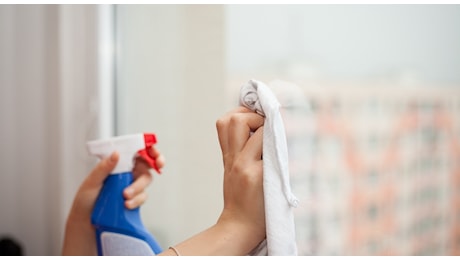 Detergenti per i vetri, la classifica di Altroconsumo: il migliore e la sorpresa low cost, la top 5