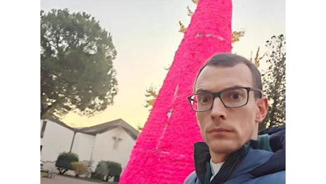 Albero di Natale fucsia, don Ambrogio difende la sua ironia: Non sono omofobo, i soldi pubblici si potevano usare meglio