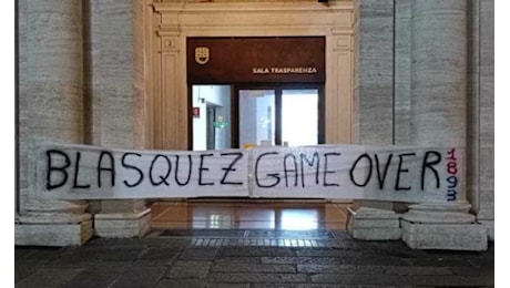 Genoa, i tifosi contestano l'esonero di Gilardino. E nella notte compare anche uno striscione contro Blazquez