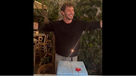 Stefano De Martino compie 35 anni: festa di compleanno a Napoli, la torta è un «pacco»