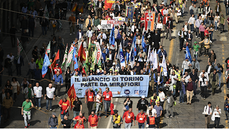 Torino, gli operai in cassa integrazione oggi protestano davanti a Mirafiori: «Vogliamo lavorare»