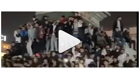 Stranieri a Milano festeggiano il Capodanno con il “vaffa” all’Italia: il video della vergogna