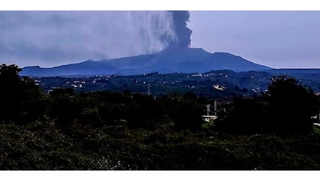Etna, concluso parossismo, nube alta 9 km e colata lavica