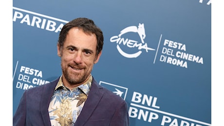 Anche l’attore Elio Germano attacca il ministro Giuli: «Basta piazzare gli uomini come i clan»