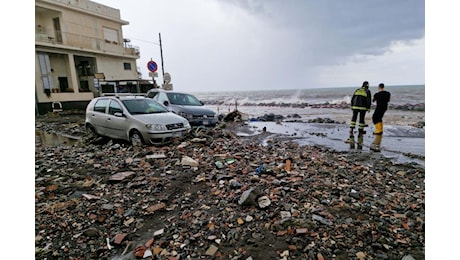 Maltempo. Auto trascinate e strade come fiumi: la Sicilia è finita sott'acqua