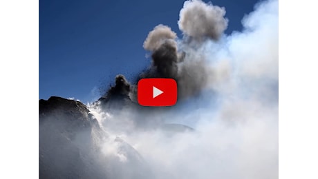 Meteo: Etna, nuova intensa eruzione con esplosioni e pioggia di cenere, il video