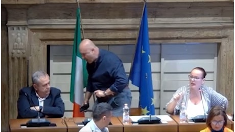 Stefano Bandecchi sindaco di Terni abbaia contro FdI e poi esce dall'aula: il video della seduta comunale
