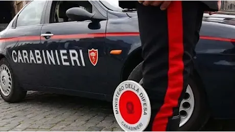 Lite in mezzo alla strada, 17enne muore accoltellato