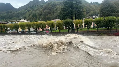 Maltempo, situazione monitorata. Acqua in strada tra Nembro e Villa di Serio - Foto e video, ancora la “cascata” dalle Mura