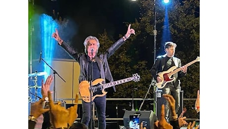 Ligabue, concerto in autogrill e annuncio a sorpresa del ritorno a Campovolo il 21 giugno 2025