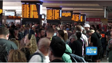 Treni fermi a Termini e ritardi, i passeggeri esasperati: «È desolante»