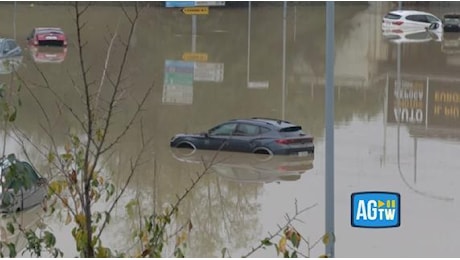 Maltempo, auto sommerse dall'acqua a Borgo Panigale