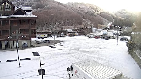 Prima neve in Toscana, l'Abetone si sveglia spolverato di bianco