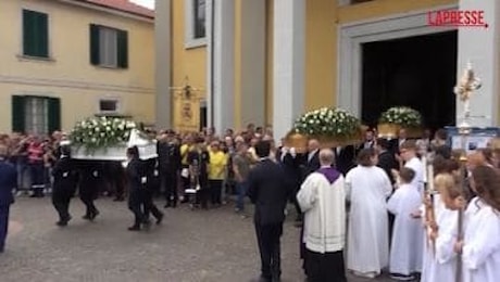 Strage Paderno, applausi e palloncini azzurri all'uscita dei feretri dalla chiesa