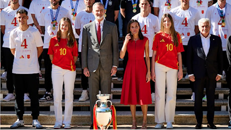 Trionfo in rosso: i look di Letizia di Spagna e delle principesse celebrano i campioni d’Europa