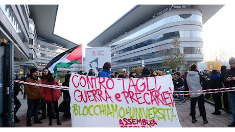 I soliti Pro-Pal si prendono il Campus, nastrati tutti gli ingressi: «Blocchiamo l'università»