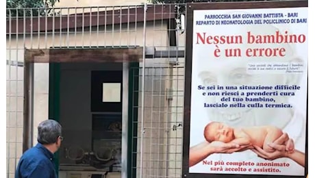 Neonato morto a Bari, il racconto: “Faceva freddo e non funzionava nulla, l’ho visto nella culla e ho pianto”