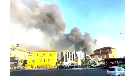 VIDEO | Ponte Mammolo “divorato” dalle fiamme, evacuati e disagi dopo l’incendio