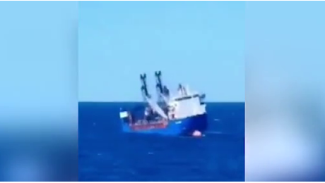 Nave cargo russa affonda nel Mediterraneo dopo un'esplosione: il video dell'imbarcazione che si inclina