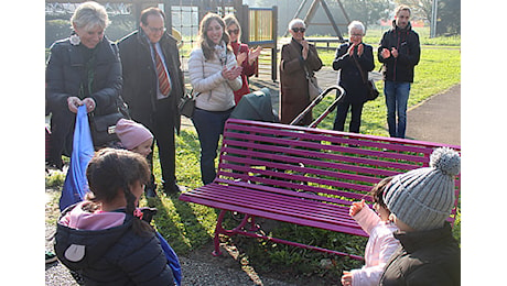 Valmadrera, Giornata Mondiale della Prematurità: inaugurata una panchina lilla al parco giochi di Via Casnedi