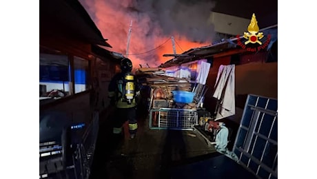 Roma, incendio all'ex Poligrafico occupato di Tor Cervara: 50 evacuati