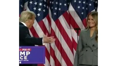 Trump, baci e abbracci con Melania dopo voci su divorzio: Strabiliante moglie