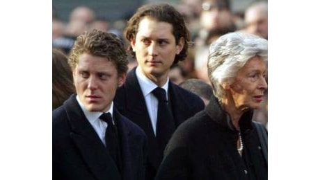 Eredità Agnelli, la Finanza sequestra 75 milioni a John Elkann, Lapo e al presidente Ferrero