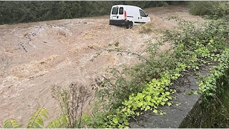 Disastro: strade e binari sommersi: Quell’auto trascinata via dalla piena