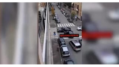 Roma, Antonio Angelucci litiga con un passante per una precedenza a un incrocio, l'automobilista: Ti stiro, devi morire - VIDEO