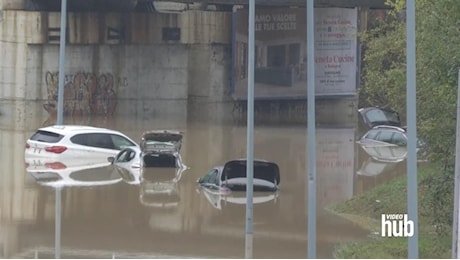 Maltempo in Emilia Romagna, auto sommerse dall'acqua a Borgo Panigale