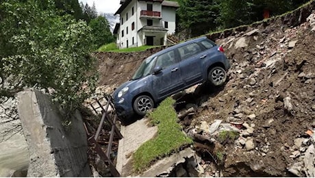 Maltempo in Piemonte, Macugnaga disastrata: il fiume Anza erode la sponda, l'auto resta in bilico