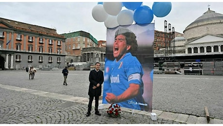 Napoli, i vigili “multano” Maradona: occupava il suolo pubblico