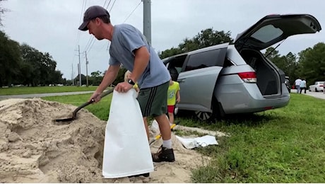 Sacchi di sabbia e assi di legno: in Florida ci si prepara per l'arrivo dell'uragano Milton