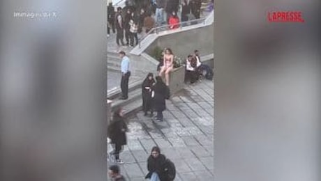 Iran, ragazza ripresa dalla polizia dell'università per il suo abbigliamento: si spoglia per protesta