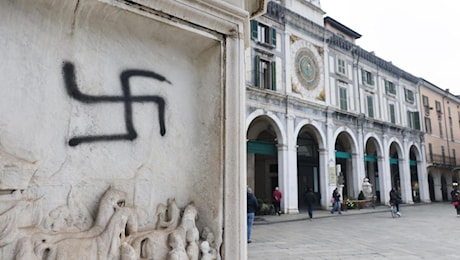 Brescia, dopo il raid e le manifestazioni non condanna le svastiche in piazza: il centrosinistra chiede le dimissioni del consigliere Andreoli