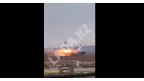 Kazakistan, precipitato aereo passeggeri Azerbaigian Airlines all'aeroporto di Aktau, diretto da Baku a Grozny, 42 morti e 25 sopravvissuti - VIDEO