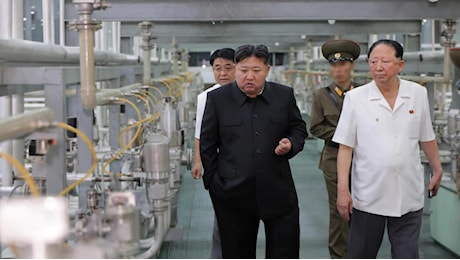 Corea del Nord, Kim stringe la morsa sulla minaccia nucleare e si fa fotografare nell’impianto di uranio