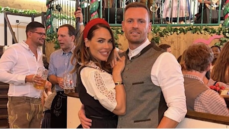 Ilary Blasi e Bastian Muller all’Oktoberfest di Monaco in abiti tradizionali